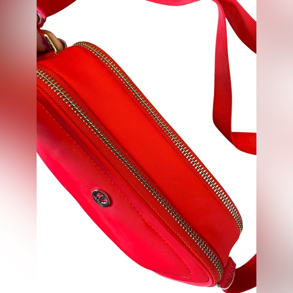 NWT Lululemon crossbody camera bad TRUE RED - Picture 3 of 5